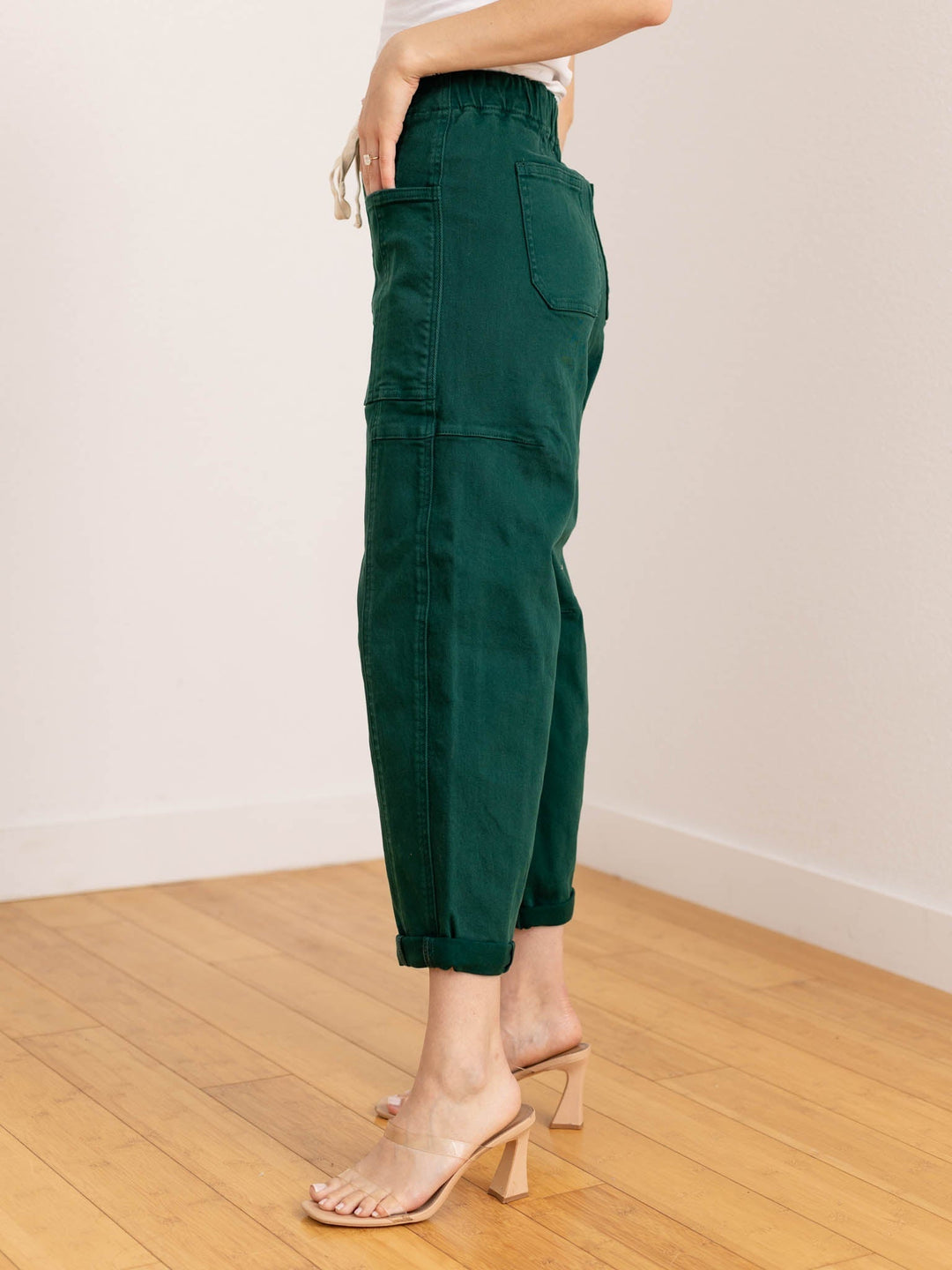 Pantaloni donna cargo a vita alta, gamba barrel comoda. Versatili per comfort quotidiano e moda streetwear.