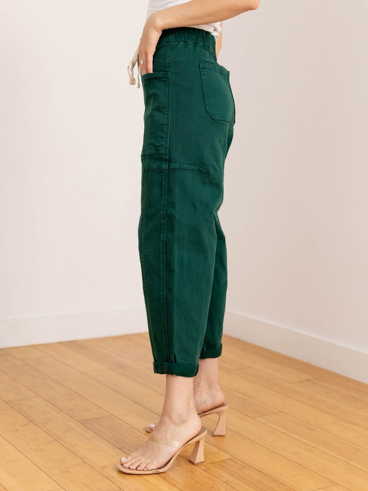 Pantaloni donna cargo a vita alta, gamba barrel comoda. Versatili per comfort quotidiano e moda streetwear.
