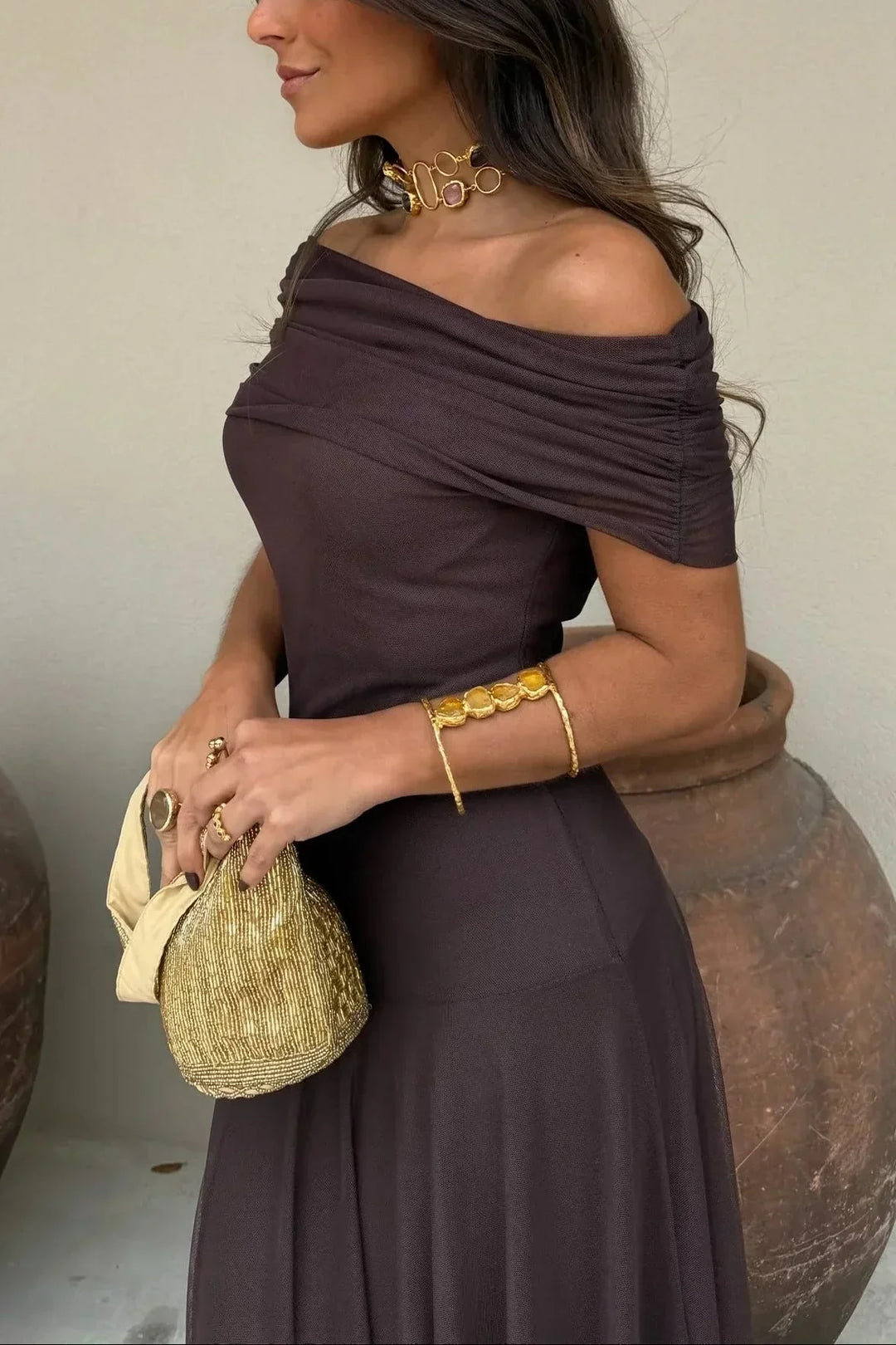Elegante abito da sera rosso monospalla plissettato da donna con gonna lunga fluida.
