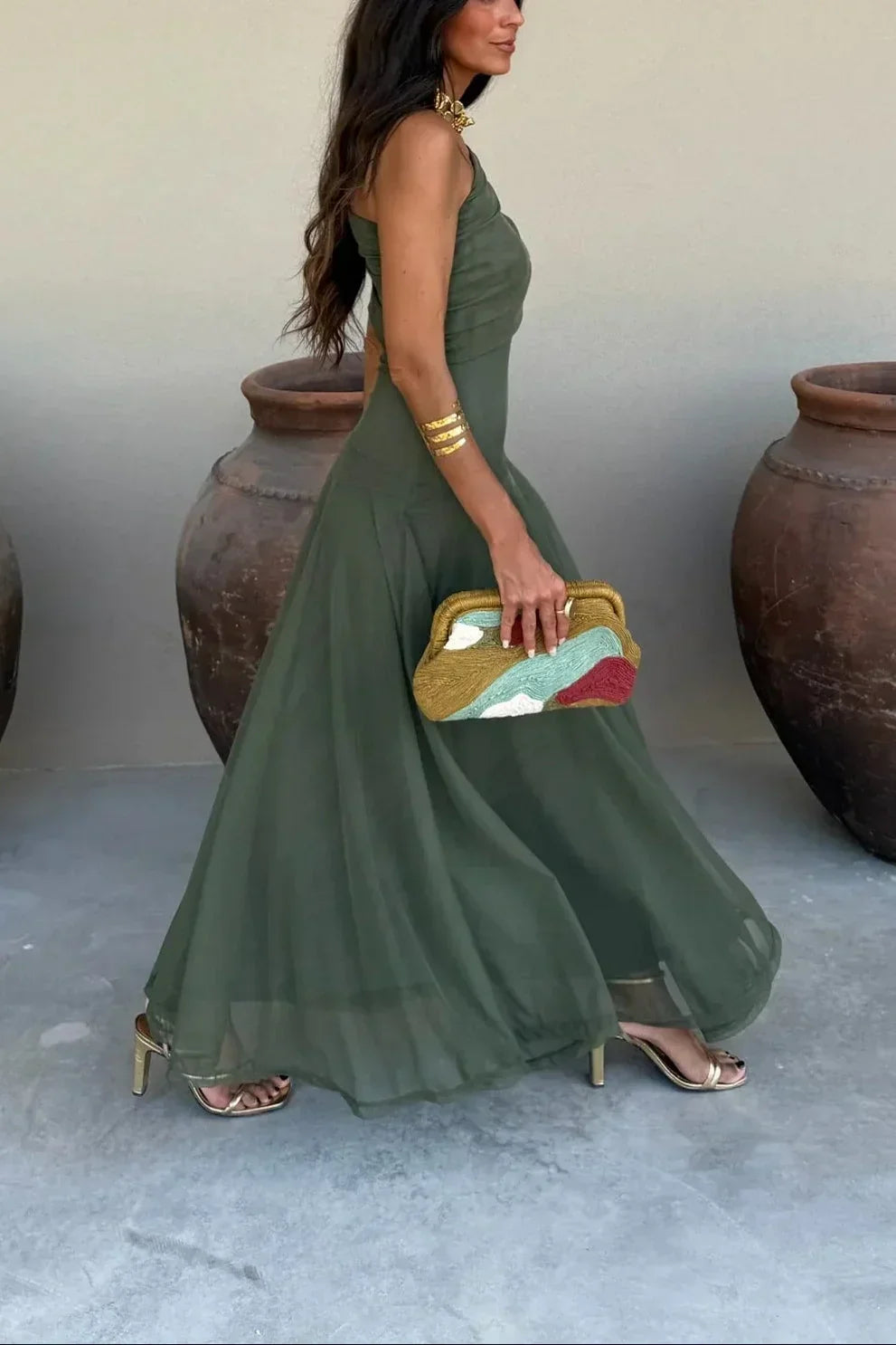 Abito lungo da donna con silhouette fluida, design monospalla plissettato, per un'eleganza raffinata.