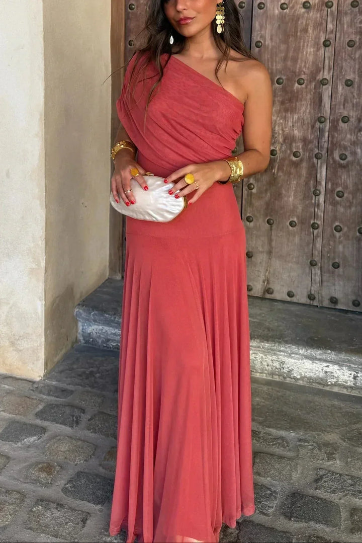 Abito lungo plissettato monospalla da donna, gonna fluida e design elegante per un look sofisticato.