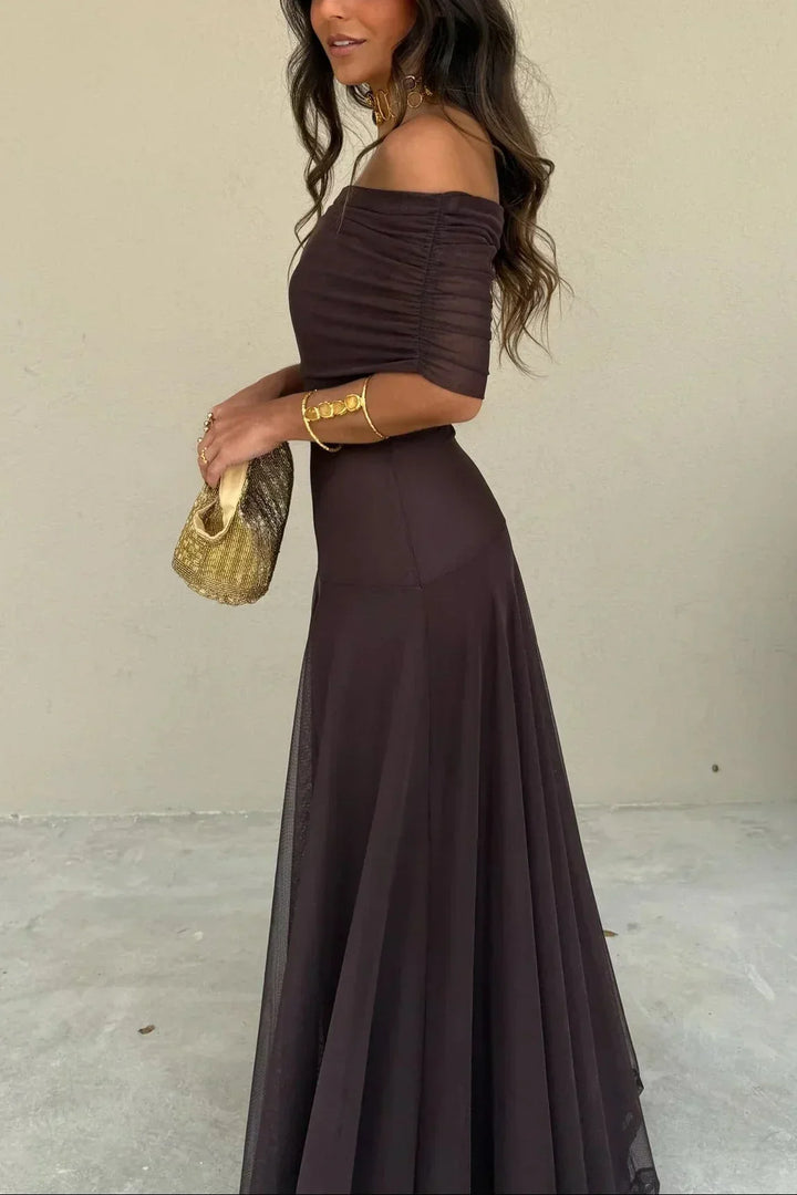 Abito lungo plissettato marrone monospalla da donna con gonna fluida elegante per occasioni speciali.