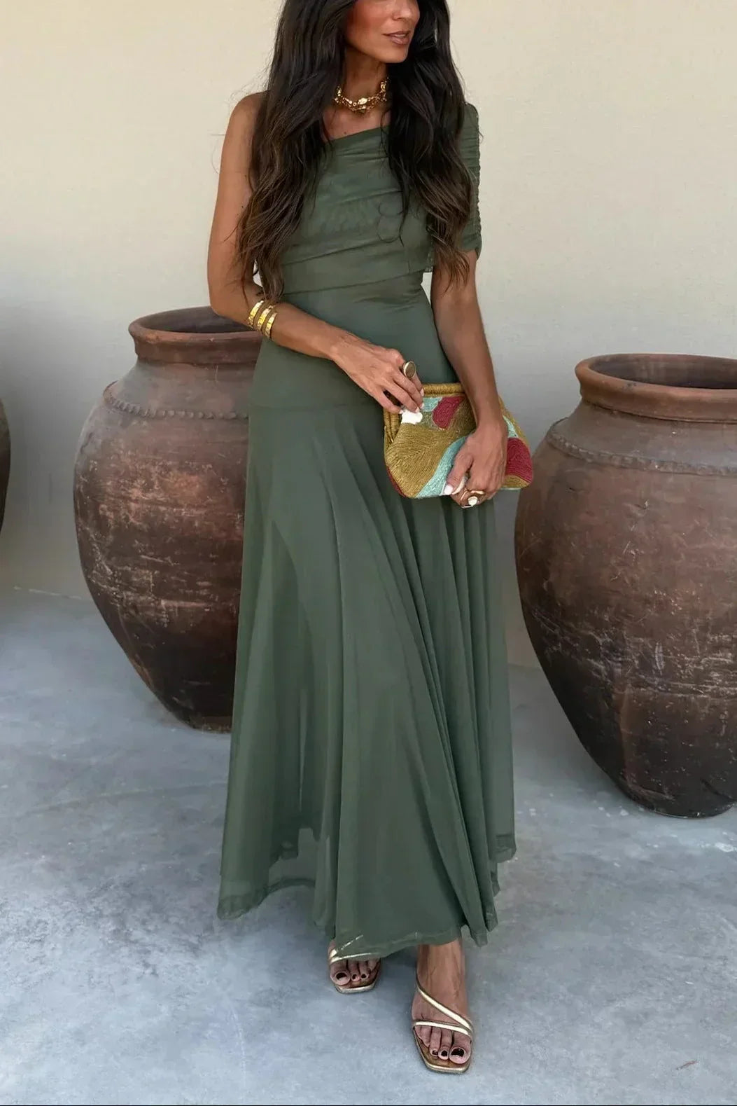 Elegante abito da sera verde monospalla da donna, plissettato con gonna fluida, per un look chic.
