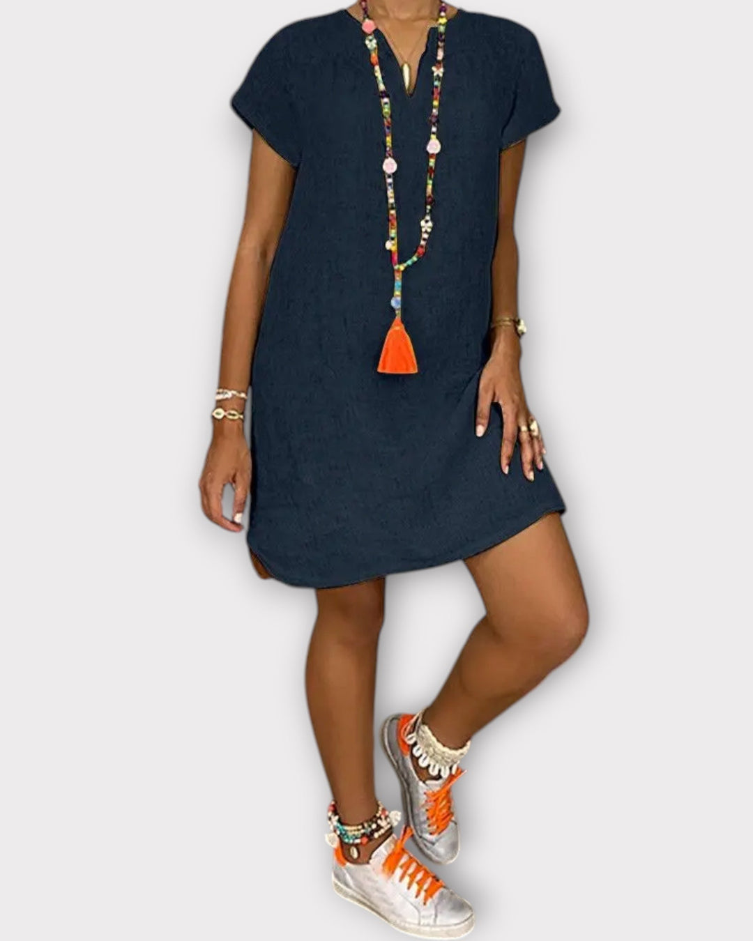 Tunica estiva donna con scollo a V, fantasia etnica. Vestito casual dal taglio ampio, perfetto per giornate calde.