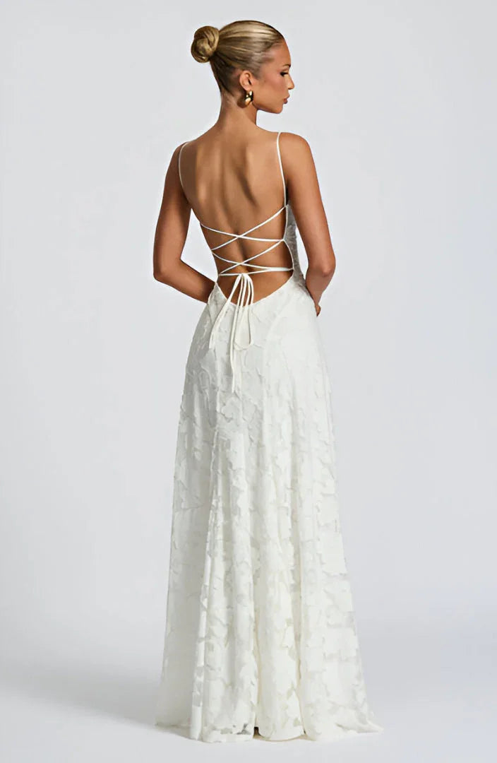 Moda donna: abito lungo floreale con spalline sottili, schiena scoperta, per un outfit estivo chic.