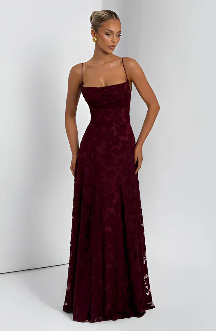 Dettaglio schiena scoperta dell'abito lungo floreale da donna con delicate spalline sottili, stile estivo.