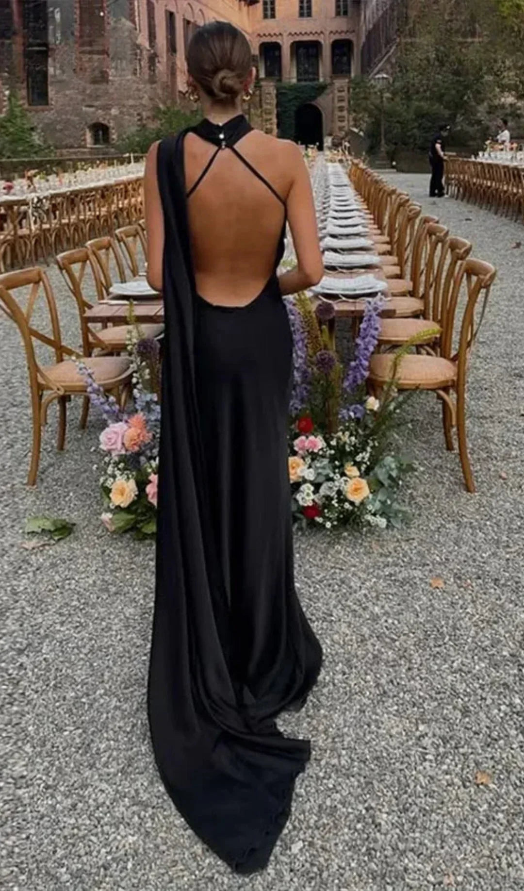 Lussuoso abito lungo donna monospalla, con drappeggio sofisticato e spacco, moda elegante femminile.
