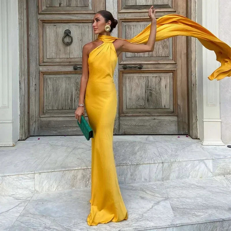Abito lungo donna elegante con linea a sirena, monospalla, drappeggio e spacco per look raffinato.