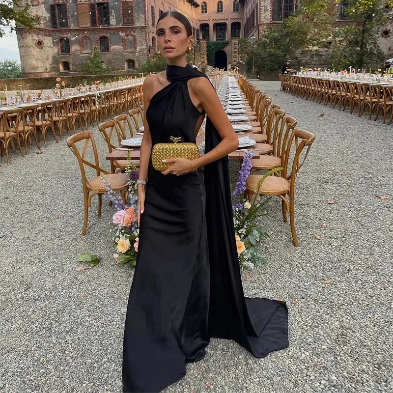 Abito lungo donna monospalla elegante con drappeggio e spacco, perfetto per serate e cerimonie.