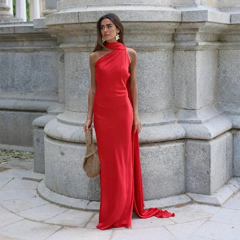 Abito lungo femminile monospalla con drappeggio e spacco, che esalta la figura per serate speciali.