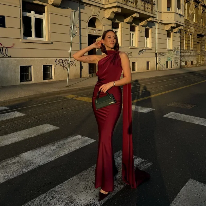 Stiloso abito lungo donna monospalla con spacco e drappeggio, per un look da sera sofisticato.