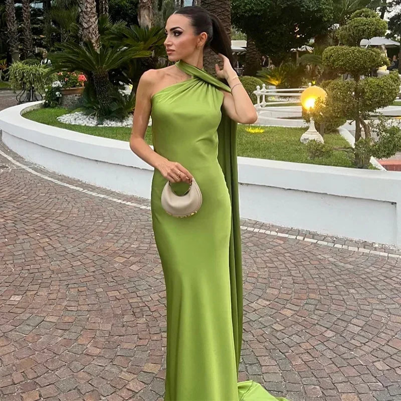 Abito lungo da sera donna monospalla con drappeggio e spacco, ideale per eventi eleganti.