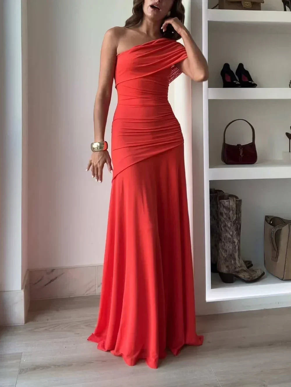 Abito lungo da donna elegante con spacco e drappeggio, perfetto per serate speciali e cocktail.