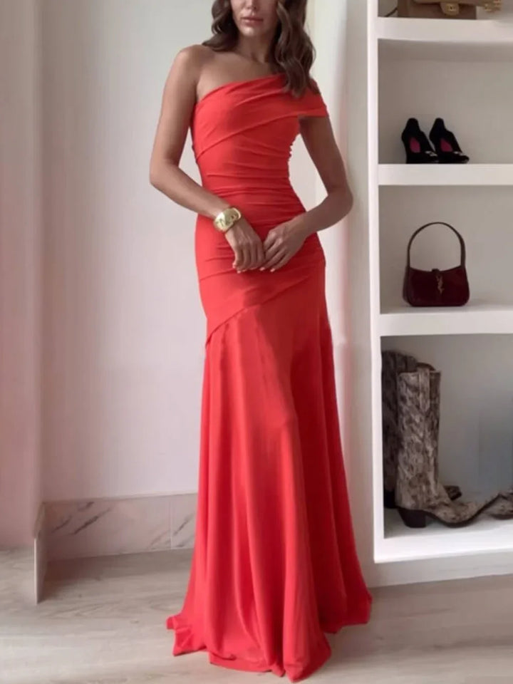 Vestito asimmetrico da donna con spacco profondo e drappeggio, ideale per un look sofisticato ed elegante.