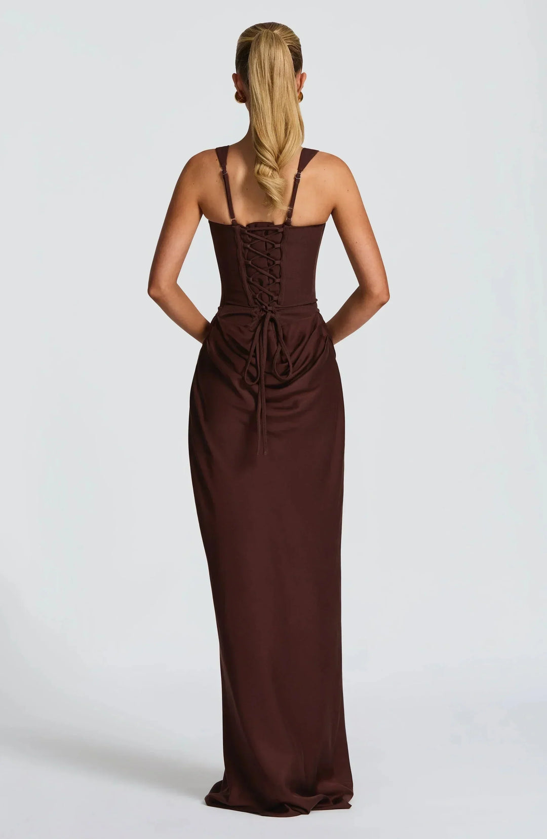 Vestito lungo aderente donna, schiena scoperta, spalline sottili. Moda femminile elegante per party.