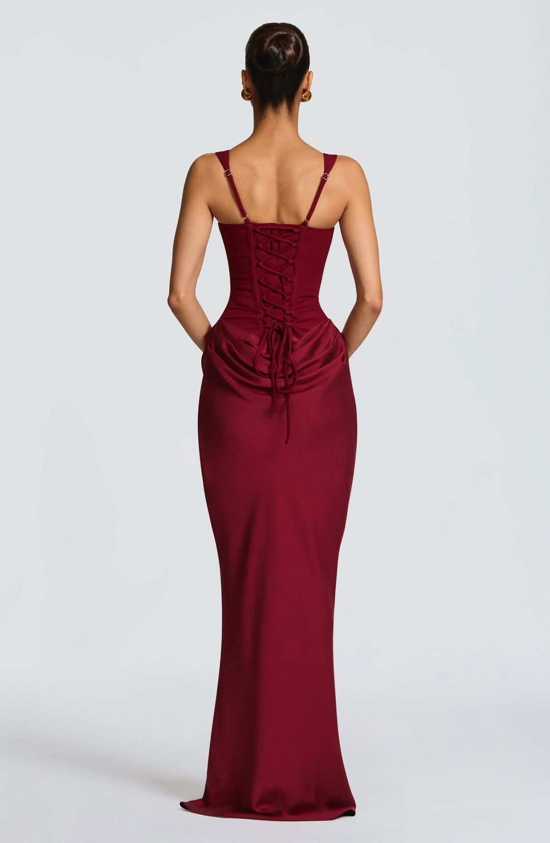 Abito lungo donna elegante e minimale, aderente, con spalline sottili e un sofisticato taglio sulla schiena.