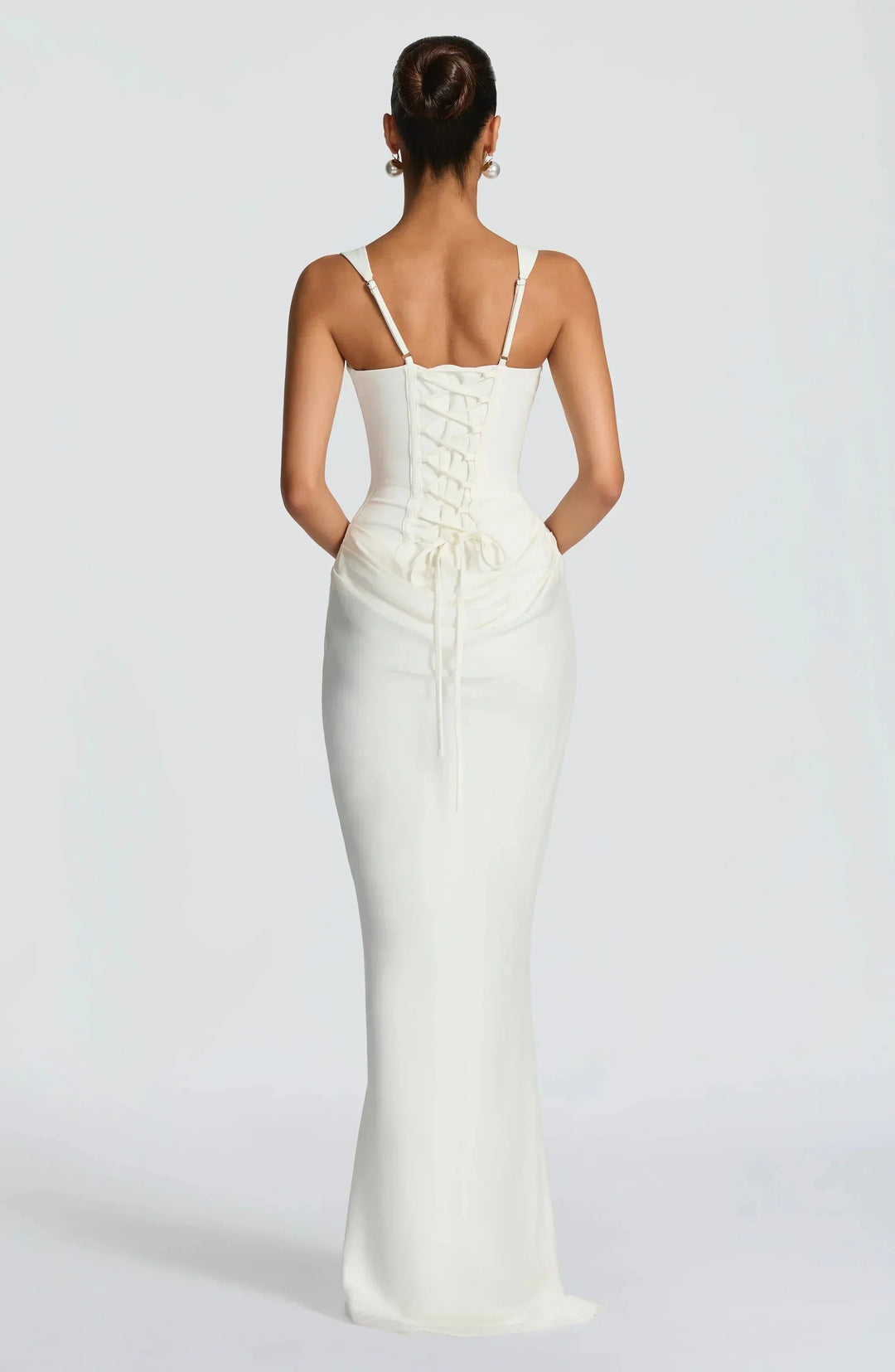 Abito lungo donna aderente, elegante per serate o party, con design schiena scoperta e spalline sottili.