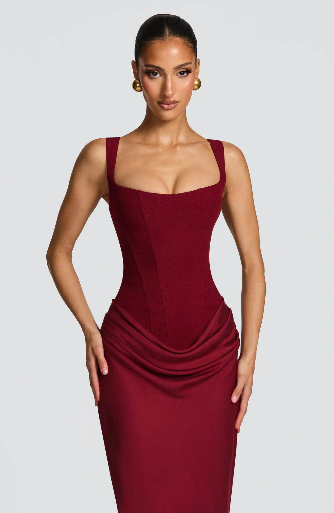 Silhouette slanciata con questo abito lungo aderente da donna, schiena scoperta e spalline sottili per serate.