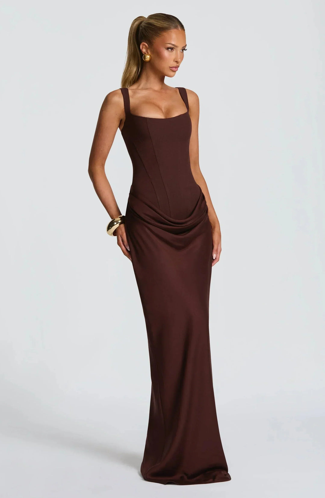 Chic abito lungo aderente per donna, ideale per party, con dettagli di schiena scoperta e spalline sottili.