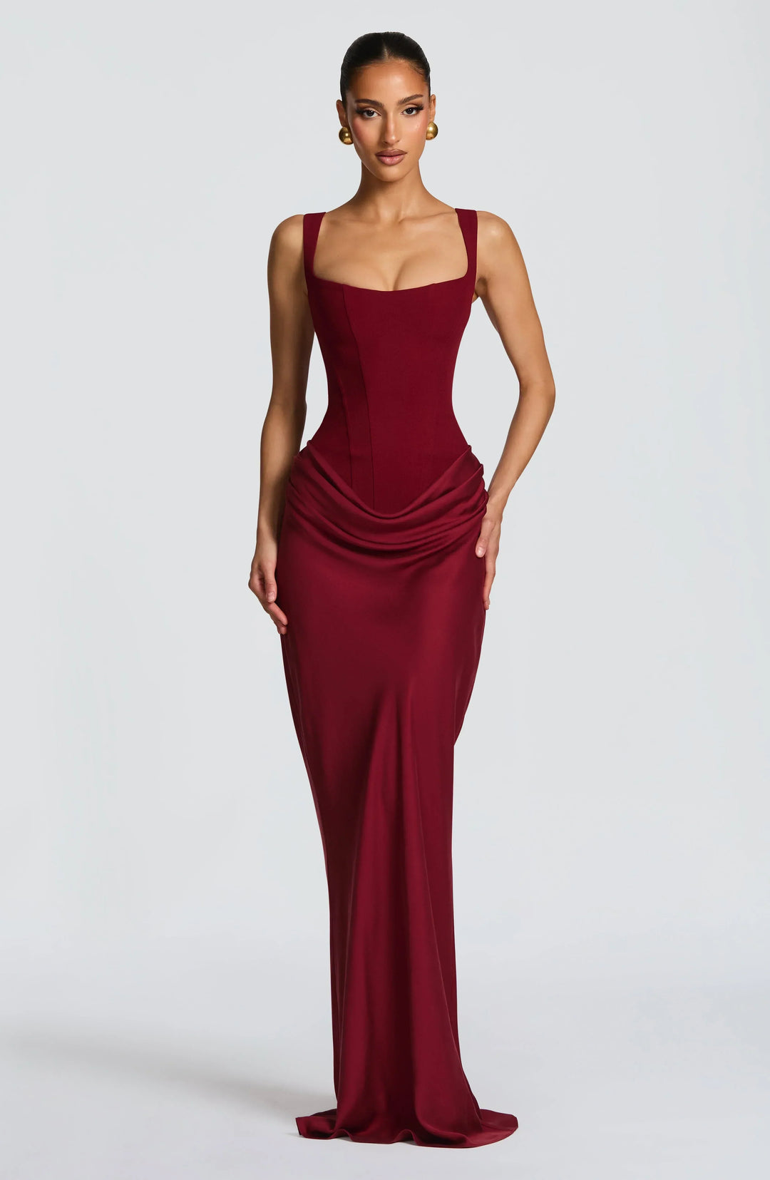 Sensuale abito lungo aderente da donna, con schiena scoperta per un tocco chic e spalline sottili.