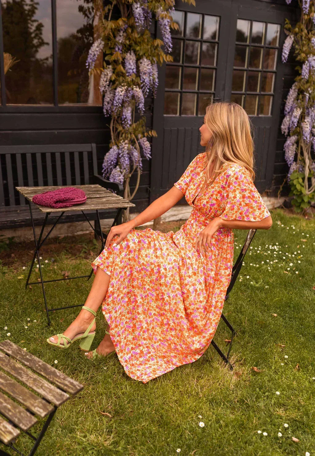 Elegante vestito estivo floreale da donna, maniche corte e scollo a V, perfetto per il giorno.