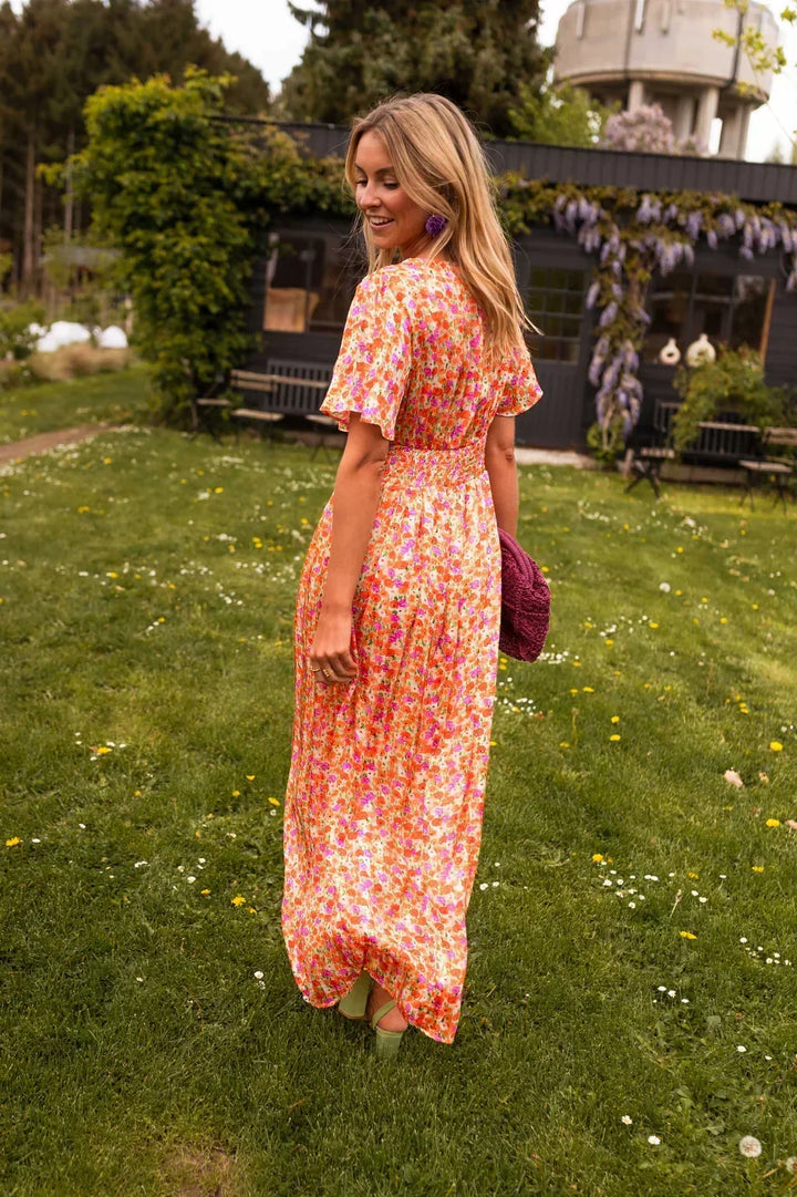 Abito lungo multicolore floreale per donna, scollo a V, maniche corte. Moda femminile primavera/estate.