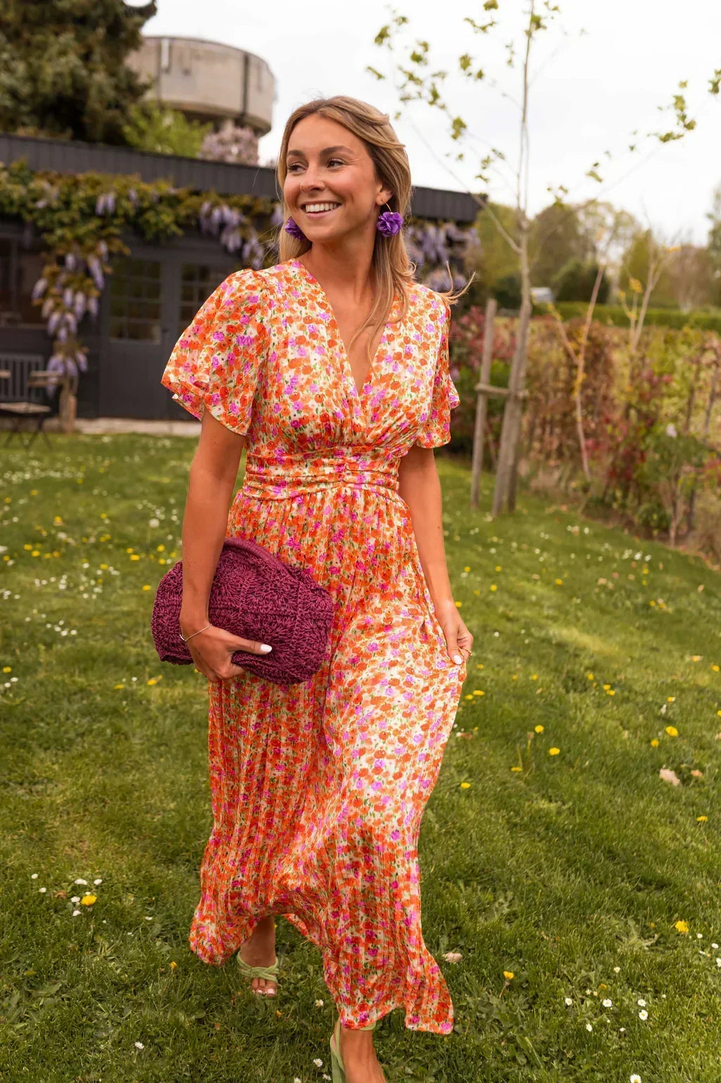 Abito lungo casual floreale da donna, maniche corte e scollo a V. Perfetto per un look estivo.