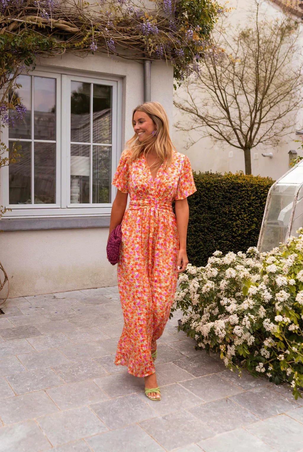 Vestito lungo floreale taglie forti da donna con scollo a V e maniche corte. Stile estivo chic.