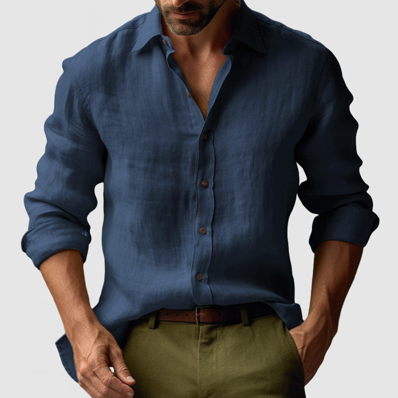 Elegante camicia uomo casual a maniche lunghe, colletto classico. Abbigliamento maschile traspirante per l'ufficio.