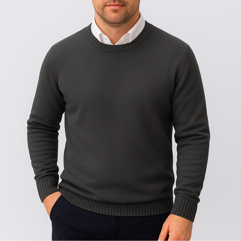 Maglione beige uomo slim fit girocollo con design essenziale e polsini a costine, versatile.