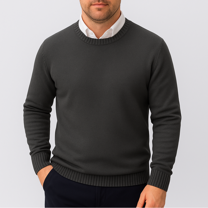 Maglione beige uomo slim fit girocollo con design essenziale e polsini a costine, versatile.