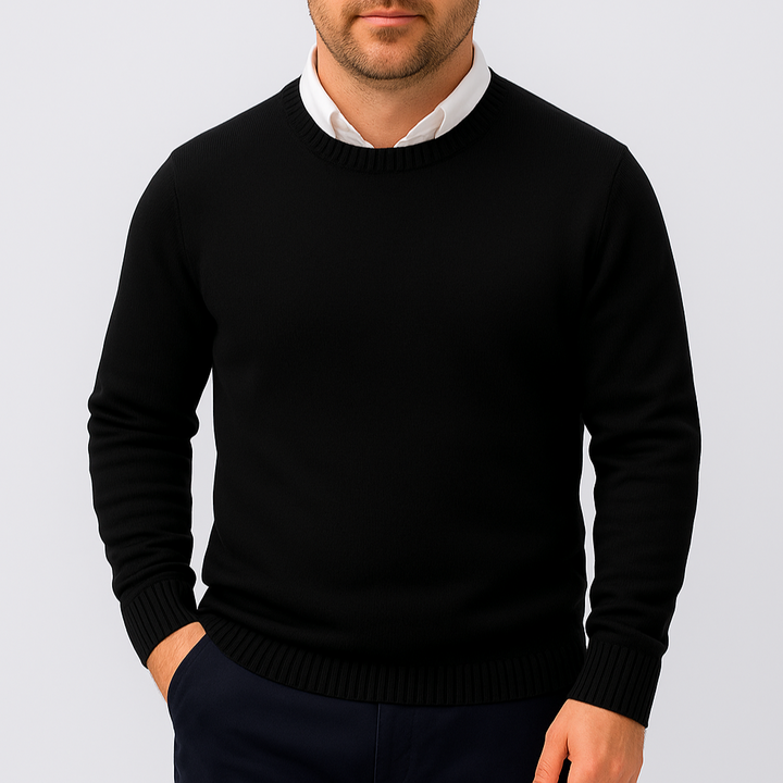 Maglione uomo slim fit nero, capo essenziale per la moda maschile. Girocollo e polsini a costine.