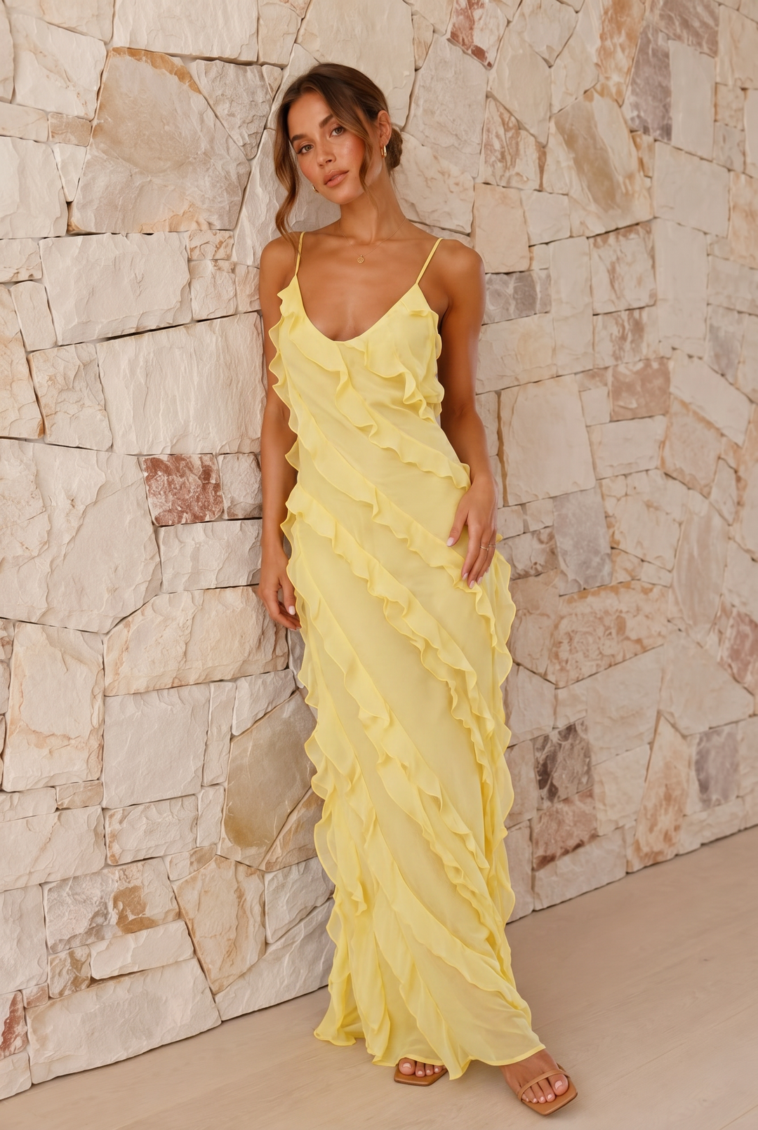 Abito da donna estivo midi con volant e stampa floreale, ideale per vacanze o occasioni speciali.