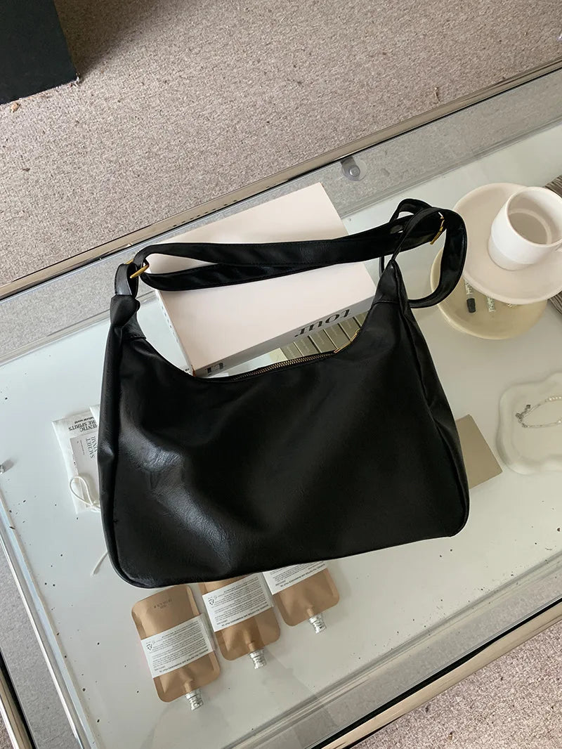 Borsetta versatile nera, un accessorio indispensabile in ecopelle per un look elegante o casual da donna.