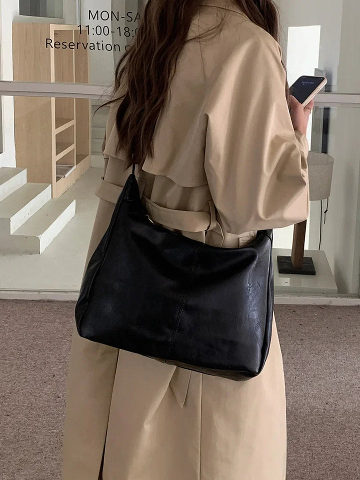 Borsa a tracolla in ecopelle marrone con dettagli raffinati, perfetta per la donna che ama lo stile.