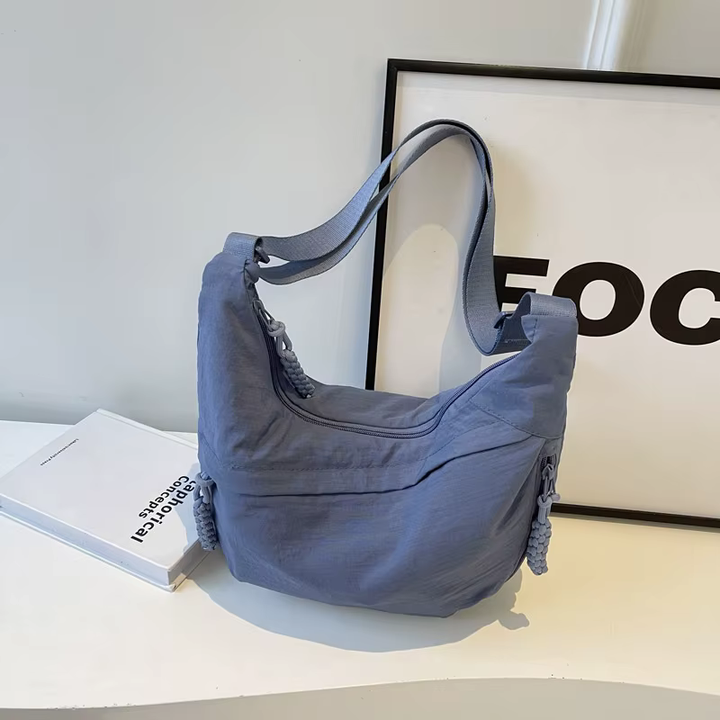 Borsa a tracolla donna, stile urbano, con ampio scomparto principale.