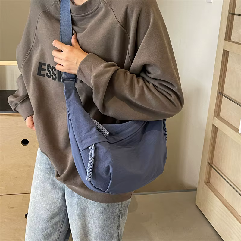Borsa oversize donna nera, versatile per outfit casual, perfetta per le uscite.