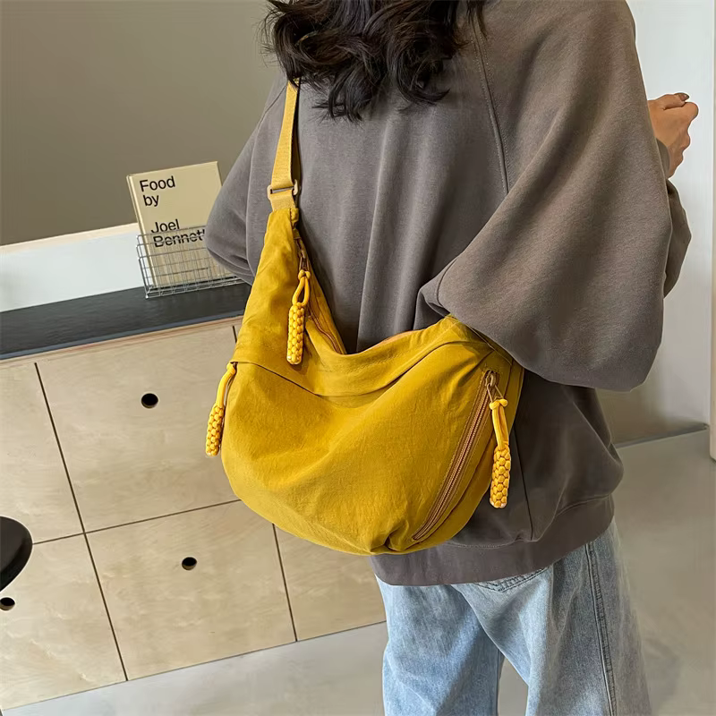 Borsa donna resistente all'acqua, ideale per escursioni e giornate piovose.