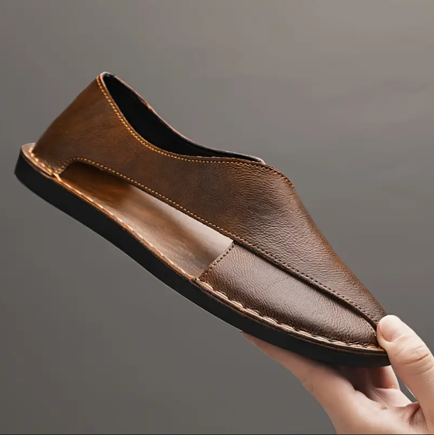 Sandali uomo arancio intenso stile Peshawari. Calzature casual ed eleganti, design incrociato artigianale, estate.
