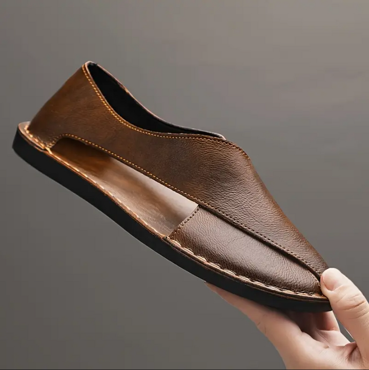 Sandali uomo arancio intenso stile Peshawari. Calzature casual ed eleganti, design incrociato artigianale, estate.