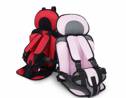 Seggiolino auto nero, con cinture di sicurezza a 5 punti, per bambini da 0 a 12 anni.
