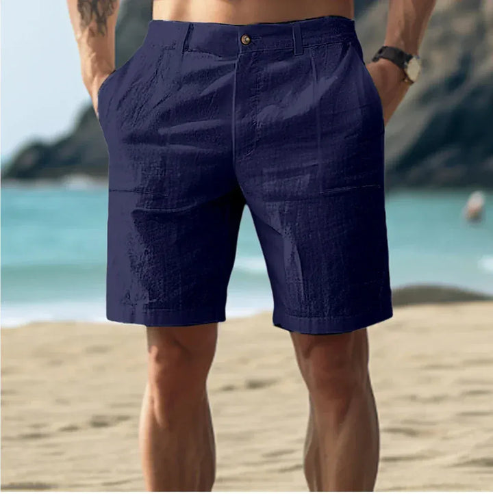 Shorts uomo cachi con coulisse e tasche, perfetti per un outfit estivo fresco e versatile.