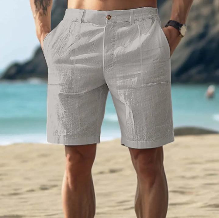 Uomo indossa pantaloncini estivi con coulisse e tasche, ideali per attività casual sotto il sole.