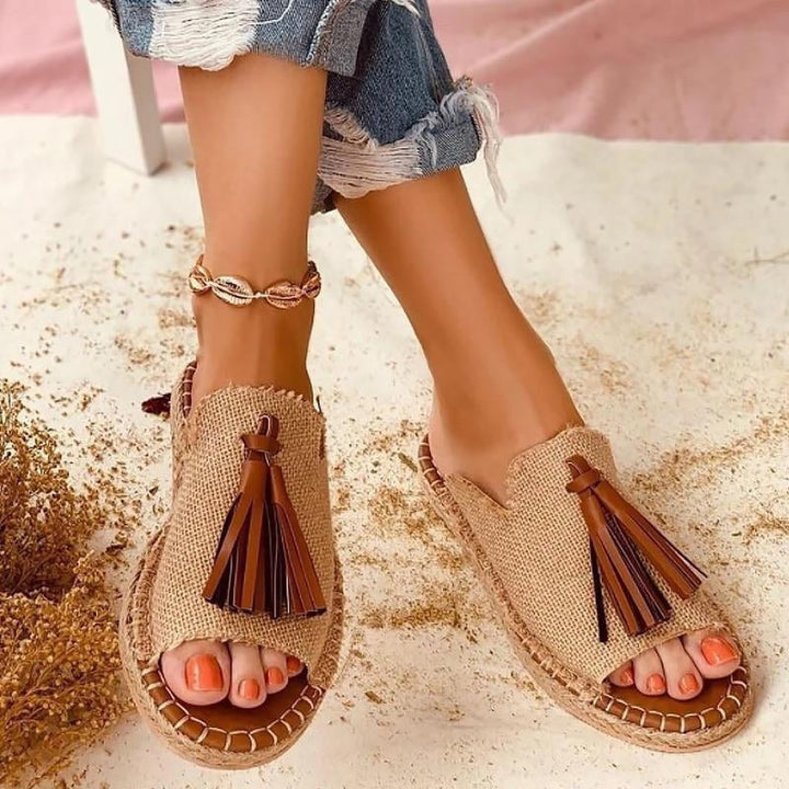 Sandali mules donna boho beige con design estivo, perfetti per comfort e stile rilassato in vacanza o passeggio.