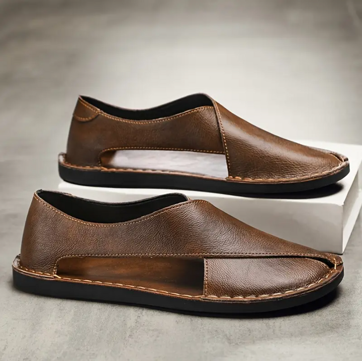 Sandali uomo Peshawari, design incrociato. Calzature estive artigianali per il comfort maschile e look casual eleganti.