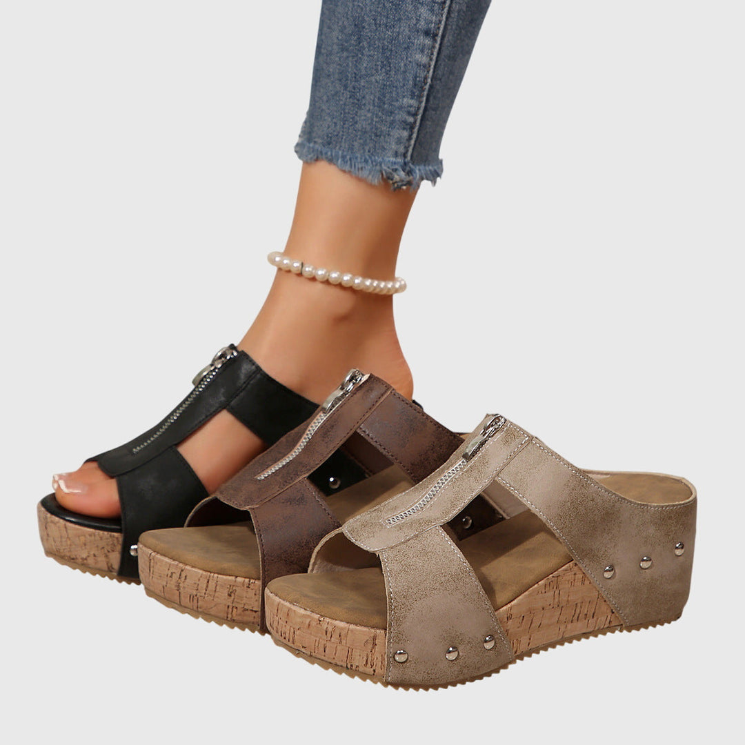 Ciabatte donna con plateau e zeppa, stile T-bar, perfette per un look estivo casual ed elegante.