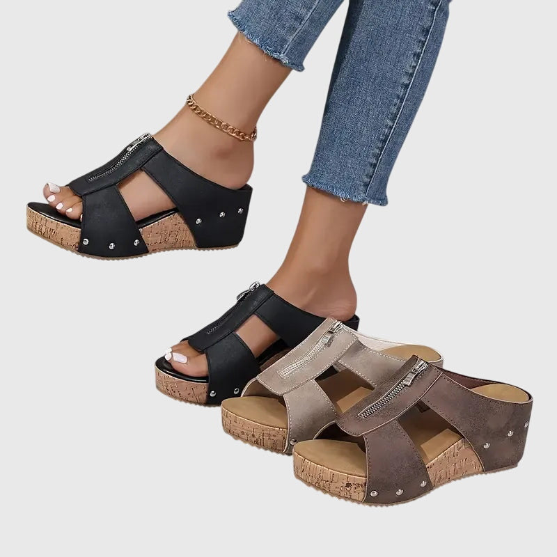 Sandali estivi donna con zeppa comoda, stile T-bar e borchie decorative, ideali per la moda casual.