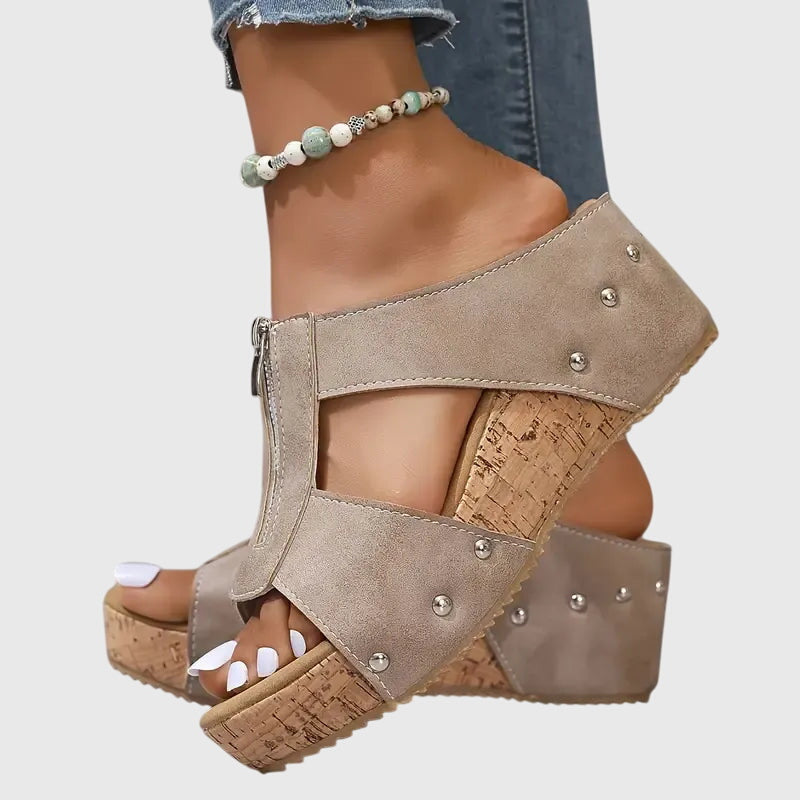 Ciabatte con zeppa e plateau per donna, stile T-bar, aggiungono un tocco di eleganza al tuo outfit estivo.