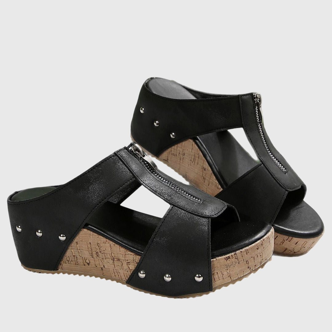 Sandali donna estivi con borchie e zeppa, plateau e design T-bar. Calzature comode per ogni occasione.