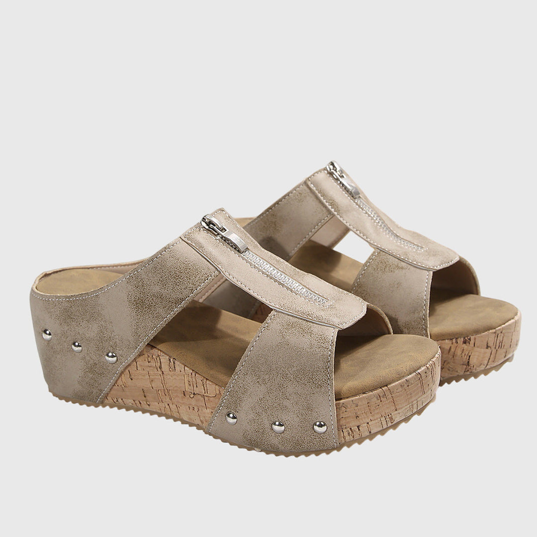 Moderne ciabatte donna con zeppa e plateau, stile T-bar casual-chic. Perfette per l'estate e il comfort.
